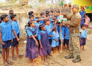 अबूझमाड़ के जाटलूर में पहली बार लहराया तिरंगा, आईटीबीपी ने ग्रामीणों संग मनाया 77वां गणतंत्र दिवस