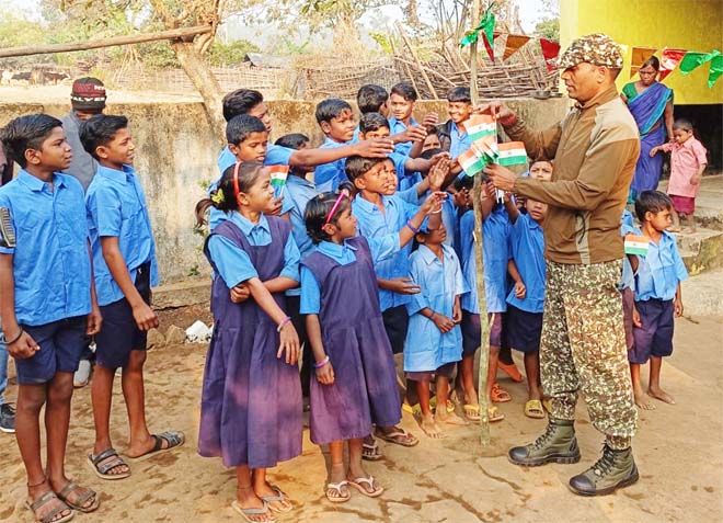 अबूझमाड़ के जाटलूर में पहली बार लहराया तिरंगा, आईटीबीपी ने ग्रामीणों संग मनाया 77वां गणतंत्र दिवस