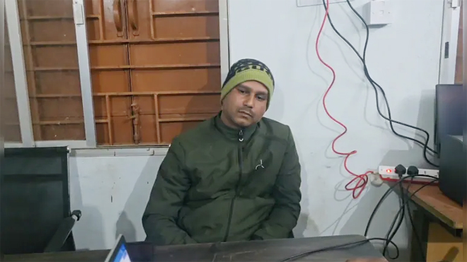 रिश्वतरखोर क्लर्क ने पैसे के बदले छीनी बाइक : ऑफिस के चपरासी से ट्रांसफर के लिए मांगे थे 80 हजार; रंगे हाथ गिरफ्तार