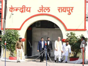 कवासी लखमा से मिलने सेंट्रल जेल पहुंचे भूपेश बघेल, मुलाकात कर जाना उनका हालचाल 