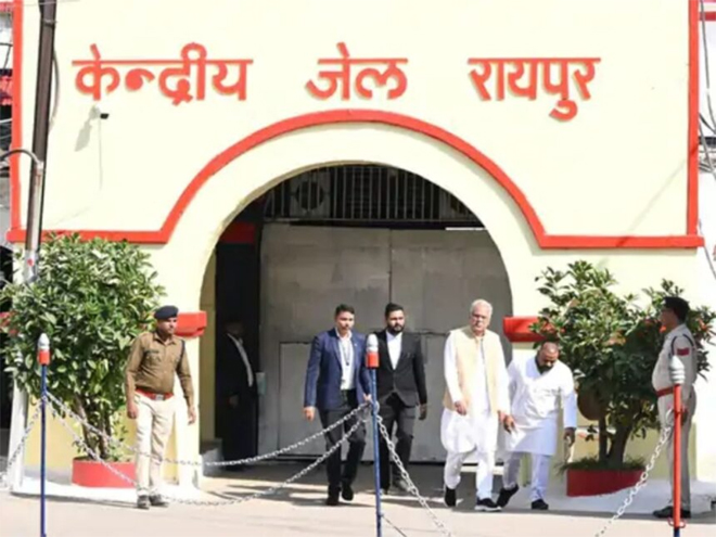 कवासी लखमा से मिलने सेंट्रल जेल पहुंचे भूपेश बघेल, मुलाकात कर जाना उनका हालचाल 