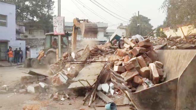9 साल की बच्ची से रेप के आरोपी के घर पर चला बुलडोजर, नगर निगम ने लिया एक्शन