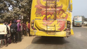 यात्रियों से भरी बस को ट्रक ने मारी टक्कर, 2 बाइक भी आई चपेट में, 4 की हालत गंभीर…