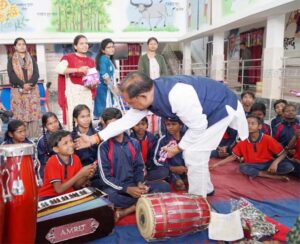 दिव्यांग बच्चों के बीच पहुंचे मुख्यमंत्री साय, नारायणपुर के परीयना दिव्यांग आवासीय विद्यालय को बस देने की घोषणा