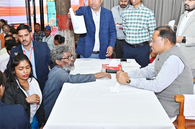 60 वर्षीय अविवाहित श्रमिक हनुमंत राव का नहीं बना था राशन कार्ड : मुख्यमंत्री ने जनदर्शन में तत्काल राशन कार्ड बनाने के दिए निर्देश