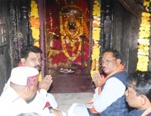 मुख्यमंत्री विष्णु देव साय ने बस्तर की आराध्य देवी मां दंतेश्वरी की पूजा-अर्चना कर प्रदेशवासियों के सुख-समृद्धि और खुशहाली की कामना की