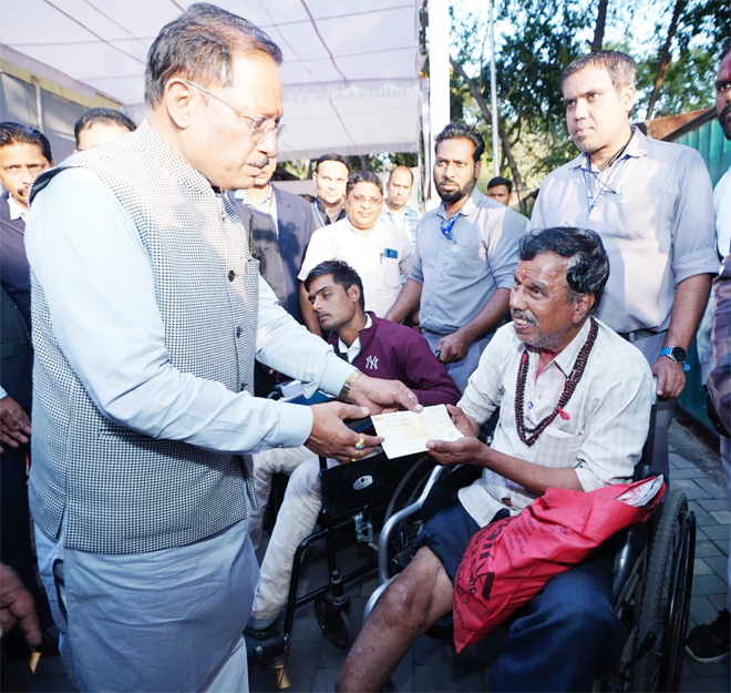 मुख्यमंत्री जनदर्शन: दिव्यांग प्रवीण गिरी गोस्वामी को पुत्री की शादी के लिए मिला 20 हजार का तत्कालीक सहायता