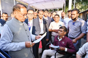 मुख्यमंत्री विष्णु देव साय ने दी दोनों पैर से दिव्यांग राज शर्मा को 20 हजार रूपए की आर्थिक सहायता