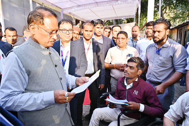 मुख्यमंत्री विष्णु देव साय ने दी दोनों पैर से दिव्यांग राज शर्मा को 20 हजार रूपए की आर्थिक सहायता