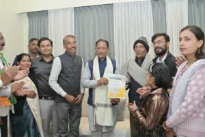 मुख्यमंत्री विष्णुदेव साय ने पीएम सूर्यघर मुफ्त बिजली योजना के अंतर्गत स्थापित सोलर सिस्टम का किया निरीक्षण