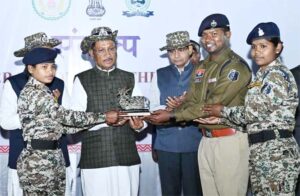 मुख्यमंत्री साय नारायणपुर में जवानों से मिले और हौसला बढ़ाया, जवानों के साथ किया रात्रि भोज