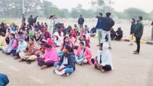 डी-एड अभ्यर्थियों का प्रदर्शन, परिजनों के साथ शिक्षा मंत्री गजेंद्र यादव के बंगले का घेराव करने पहुंचे