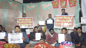 कड़ाके की ठंड में रायपुर में डीएड अभ्यर्थियों का आंदोलन जारी, कई अभ्यर्थियों की बिगड़ी तबीयत