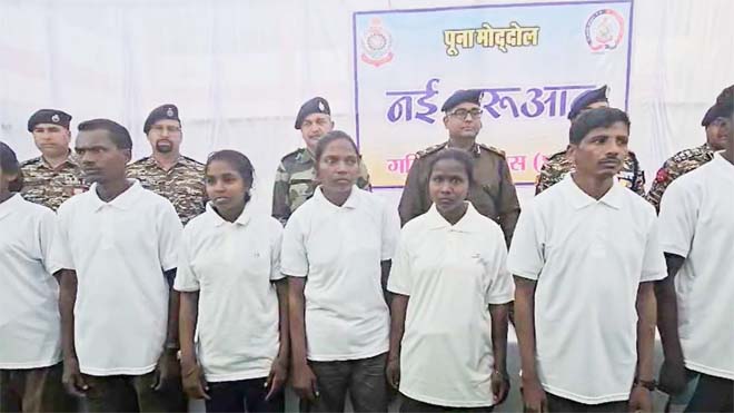 ‘भारत माता की जय’ बोलते डीवीसी मेंबर बलदेव समेत 9 नक्सलियों ने किया सरेंडर, 45 लाख का था इनाम