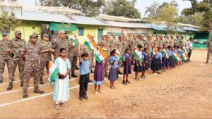 हिडमा के गांव पूवर्ती में लहराया तिरंगा, शिक्षा दूतों की पहल से बच्चों ने धूमधाम से मनाया गणतंत्र दिवस