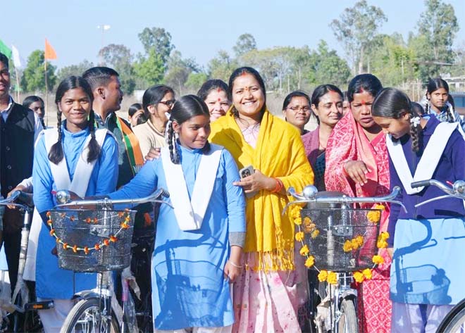 सरस्वती साइकिल योजना से बालिकाओं को मिला शिक्षा का संबल, मंत्री श्रीमती लक्ष्मी राजवाड़े ने छात्राओं को वितरित कीं साइकिलें