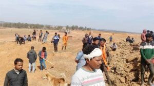 मैनपाट में किसानों को बिना मुआवजा दिए बॉक्साइट की माइनिंग, ग्रामीणों का फूटा आक्रोश तो कंपनी ने हटाई मशीनें