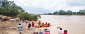 बड़ा हादसा : नदी पार करते वक्त पलटी नाव, ग्रामीणों ने बचाई दो की जान, चार ग्रामीण लापता