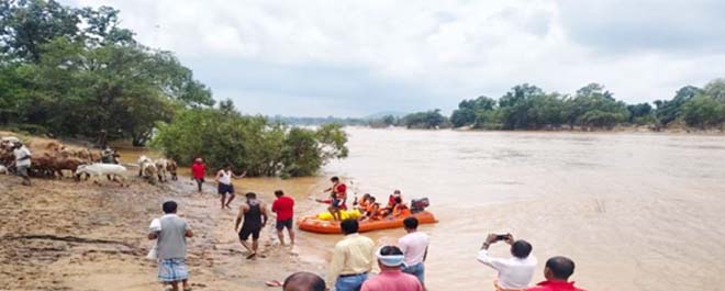 बड़ा हादसा : नदी पार करते वक्त पलटी नाव, ग्रामीणों ने बचाई दो की जान, चार ग्रामीण लापता