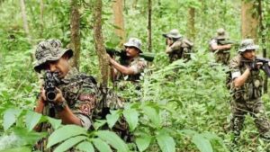 सुरक्षा बलों और नक्सलियों के बीच भीषण मुठभेड़ जारी, दो नक्सली कैडर के मारे जाने की खबर