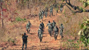 नक्सलियों और जवानों के बीच रुक-रुककर फायरिंग जारी, 2 नक्सली ढेर
