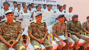सुकमा में 64 लाख के इनामी 26 हार्डकोर नक्सलियों ने किया सरेंडर, 7 महिला नक्सली भी शामिल