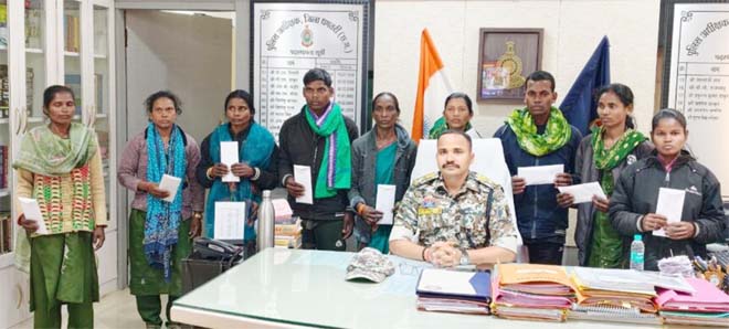 47 लाख के इनामी 9 हार्डकोर नक्सलियों ने हथियारों समेत किया आत्मसमर्पण, नक्सल विरोधी अभियान को बड़ी सफलता