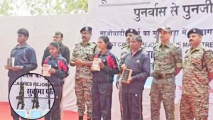 ‘लाल आतंक’ का साथ छोड़ 4 नक्सलियों ने डाले हथियार, आईजी सुंदरराज पी के सामने किया सरेंडर
