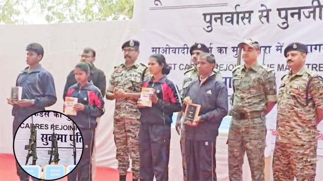 ‘लाल आतंक’ का साथ छोड़ 4 नक्सलियों ने डाले हथियार, आईजी सुंदरराज पी के सामने किया सरेंडर