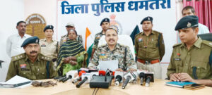 पुलिस को मिली बड़ी सफलता : 5 लाख की ईनामी महिला नक्सली ने धमतरी एसपी ऑफिस में किया सरेंडर