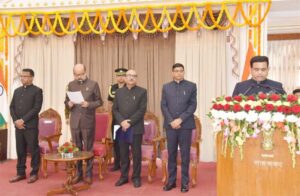राज्यपाल डेका ने अमिताभ जैन को मुख्य सूचना आयुक्त एवं श्री अग्रवाल और श्री मिश्रा को राज्य सूचना आयुक्त पद की शपथ दिलाई