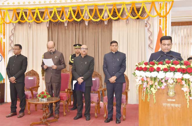 राज्यपाल डेका ने अमिताभ जैन को मुख्य सूचना आयुक्त एवं श्री अग्रवाल और श्री मिश्रा को राज्य सूचना आयुक्त पद की शपथ दिलाई