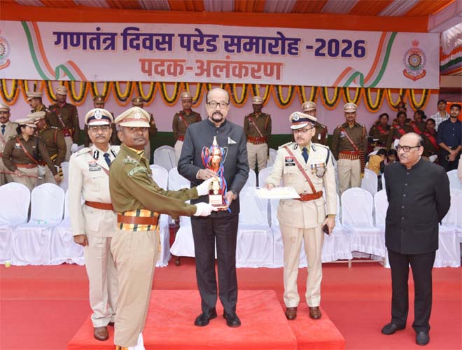 राज्यपाल ने गणतंत्र दिवस समारोह में वीरता, शौर्य एवं उत्कृष्ट सेवा के लिए किया सम्मानित