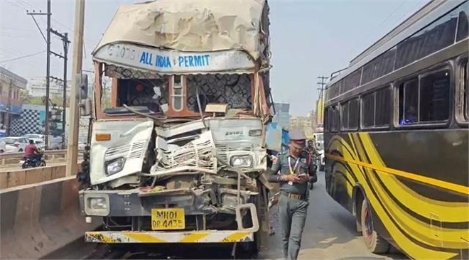 सड़क पर मौत का खेल : कंटेनर ने डंपर को मारी टक्कर,  कंटेनर चालक और क्लीनर गंभीर रूप से घायल
