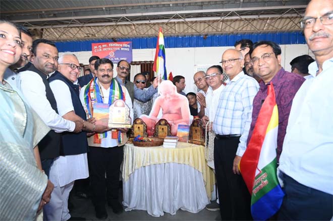 उपमुख्यमंत्री विजय शर्मा ने ‘मूकमाटी एक्सप्रेस’ को हरी झंडी दिखाकर किया रवाना
