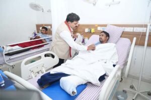 उपमुख्यमंत्री विजय शर्मा ने आईईडी ब्लास्ट में घायल जवानों से अस्पताल में की मुलाकात, परिजनों से की चर्चा