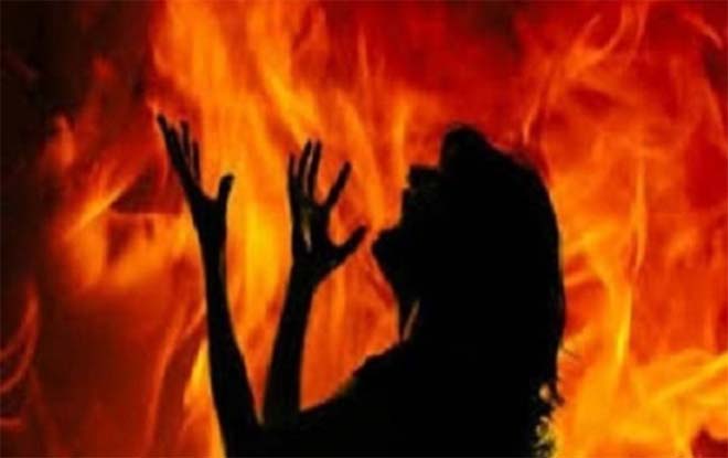 पति ने अपनी पत्नी और बेटी पर पेट्रोल डालकर किया आग के हवाले, फरार आरोपी की तलाश जारी