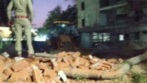 बाउंड्रीवॉल गिरने से 3 साल के बच्चे की मौत, दो लोग घायल, जेसीबी से काम के दौरान हुआ हादसा