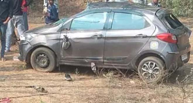 दर्दनाक सड़क हादसा : कार चालक व्यापारी की मौके पर ही मौत, पत्नी और दो बच्चे गंभीर रूप से घायल