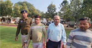 चरित्रशंका में पत्नी की पत्थर से कुचलकर हत्या, पति सहित तीन आरोपी गिरफ्तार