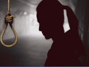 पिता को चाय पिलाई, फिर पढ़ने जा रही हूँ कहकर कमरे में गई 8वीं की छात्रा; मां की साड़ी से लटकी मिली