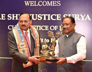 मुख्यमंत्री विष्णुदेव साय ने भारत के मुख्य न्यायाधीश न्यायमूर्ति श्री सूर्यकांत का किया आत्मीय स्वागत