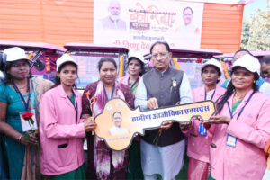 ई-रिक्शा से बच्चों को विद्यालय पहुंचाकर स्वावलंबन की मिसाल बनीं गीता दीदी