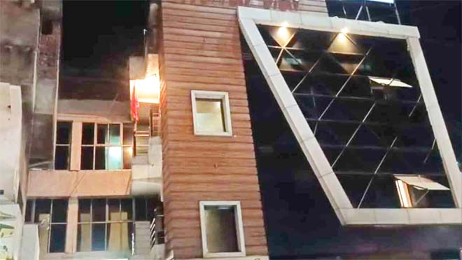 होटल में हुई फायरिंग : इलाके मे मची सनसनी, पुलिस ने 5 पिस्टल किए जब्त
