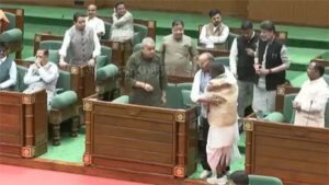 लंबे समय तक जेल में रहने के बाद सदन में शामिल हुए पूर्व आबकारी मंत्री कवासी लखमा, भाजपा नेताओं से गले मिले