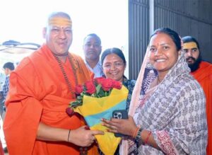 श्रीमती लक्ष्मी राजवाड़े ने निरंजनी पीठाधीश्वर स्वामी कैलाशानंद गिरी जी महाराज से लिया आशीर्वाद