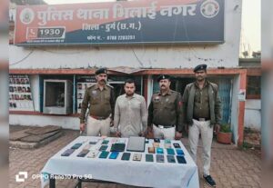 परीक्षा केंद्रों के बाहर खड़ी गाड़ियों से मोबाइल चोरी, फिर यूपीआई से खाते खाली, पुलिस ने पकड़ा मास्टरमाइंड