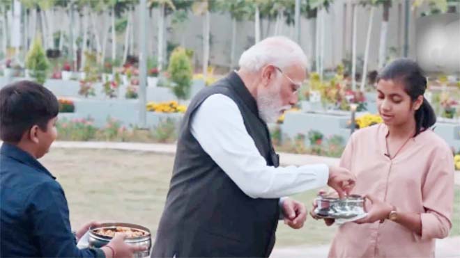 परीक्षा पे चर्चा 2026 : पीएम मोदी ने चखा छत्तीसगढ़ की ठेठरी-खुरमी का स्वाद, खुश होकर छात्रों से पूछ ली रेसिपी