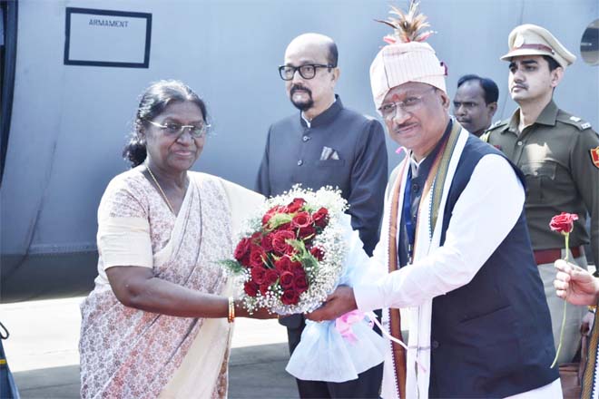 राष्ट्रपति द्रौपदी मुर्मू का जगदलपुर के मां दंतेश्वरी एयरपोर्ट में आत्मीय स्वागत