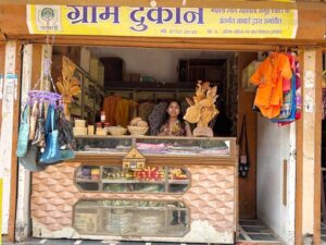 नाबार्ड की ‘ग्राम दुकान’ से स्व-सहायता समूह की महिलाएं बन रहीं आत्मनिर्भर